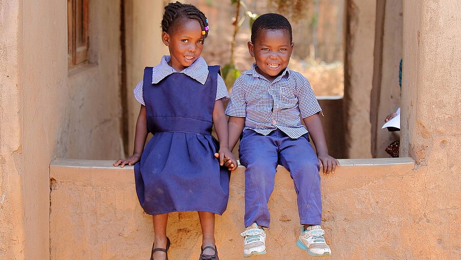 Bild: Zwei Kinder aus Malawi in ihren Schuluniformen