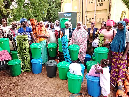 Frauen erhalten Tonnen mit Dignity-Kits