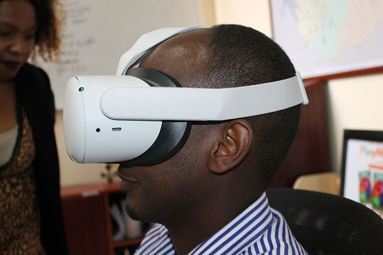 Nahaufnahme von einem Kopf, der eine VR-Brille trägt. 