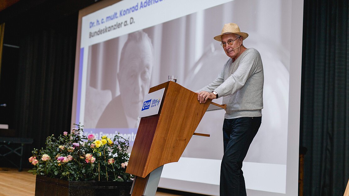 Rede von Dr. Werner Bauch als Konrad Adenauer auf der Bühne beim Stiftungstreffen 2026
