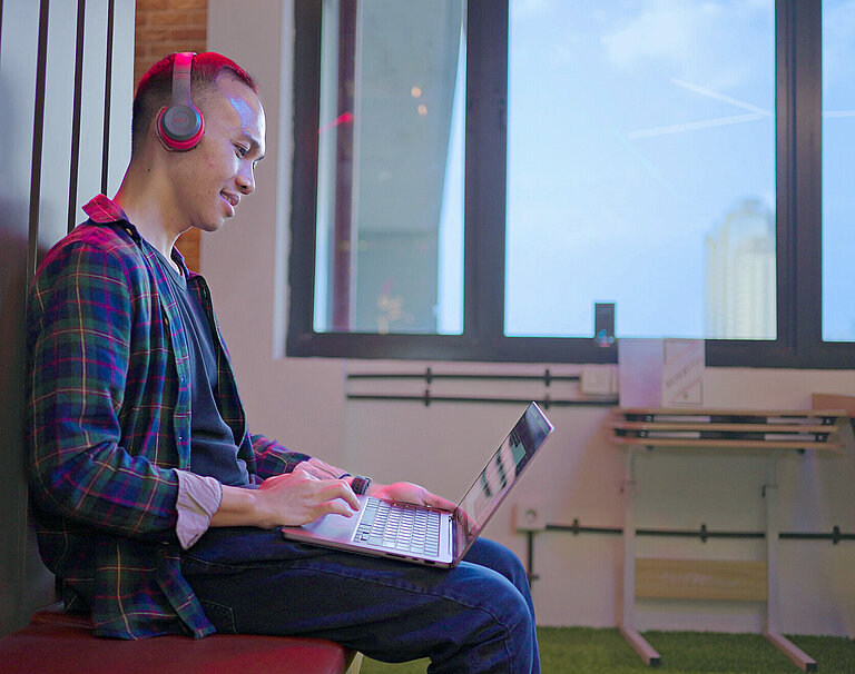 Abends am Computer arbeiten