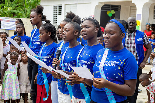 Mädchen im Kinderzentrum in Haiti singend