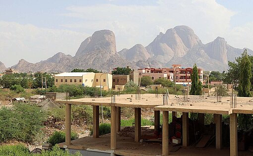Am Fuß der Taka-Berge im sudanesischen Bundesstaat Kassala ist es derzeit friedlich Bizzare Bergformation in Sudan