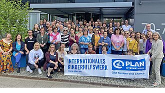 AG-Mitglieder stehen vor der Plan-Zentrale