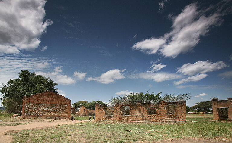 2005 endete ein 20-jähriger Krieg in Sudan – die Spuren von zerstörter Infrastruktur wie diese ehemalige Schule sind bis heute sichtbar