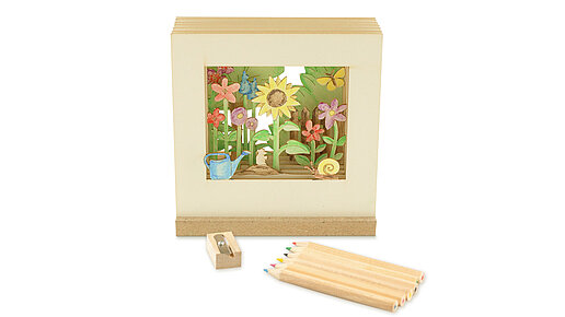 Motivtheater Gartenwelt Aufbaubeispiel , davor Buntstifte und Anspitzer.