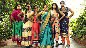 Sechs Aktivistinnen in traditionellen Sarongs.