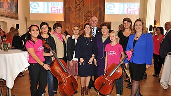 Starke Unterstützung für die Rechte von Mädchen, auch von Landestagspräsidentin Barbara Stamm (4. von rechts). © Goran Nitschke