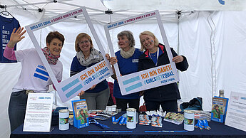 Am Plan-Infostand in Hannover konnten die Läuferinnen sich nicht nur über unsere Kampagne ‚Girls Get Equal‘ informieren, sondern auch Fotos mit unseren Fotorahmen machen. © Julia Engel