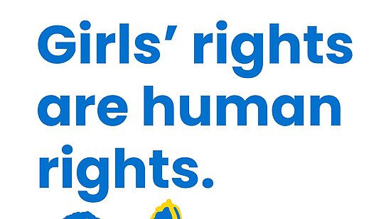 Weiße Grafik von Plan International zum Welt-Mädchentag. In großen blauen Buchstaben steht: ‚Girls’ rights are human rights.‘ Unten rechts das Logo vom Welt-Mädchentag mit Plan International. Links daneben eine Illustration eines Mädchens in Pink, Gelb und Blau mit lockigem Haar, das lachend den Arm hebt.