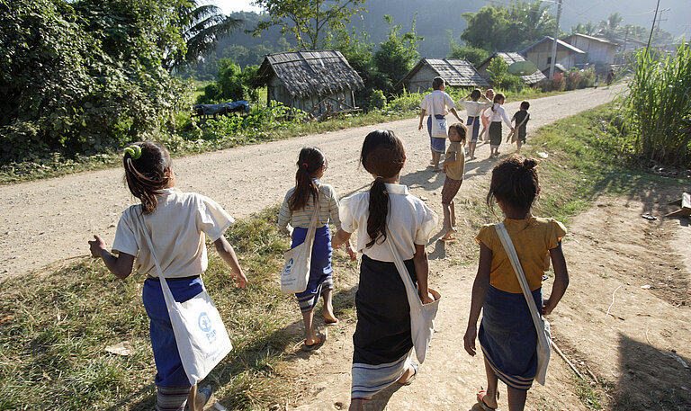 Kinder auf dem Weg zur Schule in Laos