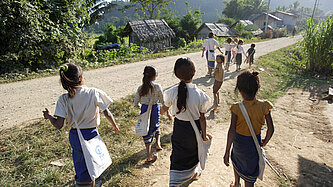 Kinder auf dem Weg zur Schule in Laos
