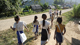 Kinder auf dem Weg zur Schule in Laos