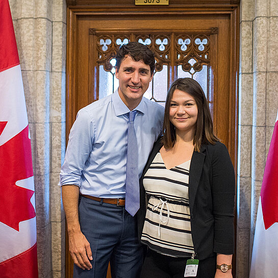 Premierminister Justin Trudeau mit Plan-Aktivistin.