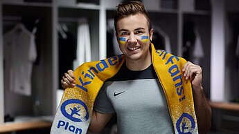 Fußballstar Mario Götze unterstützt Plan-Projekte - unter anderem in Brasilien.