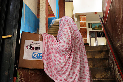 Wir von Plan verteilen Hygienekits. ©Plan International Wir von Plan verteilen Hygienekits. ©Plan International