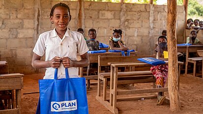 Wir geben Kindern die Chance, zur Schule zu gehen und unterstützen Sie mit Materialien für den Schulalltag.