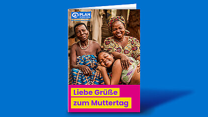 Auf einer Aufklappkarte im Hochformat ist ein Bild von drei Frauen unterschiedlichen Alters zu sehen, die nah beieinandersitzen und in die Kamera lachen. Darunter steht "Liebe Grüße zum Muttertag".