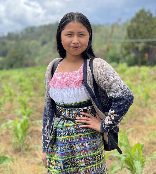 Kimberly in Guatemala auf einem Feld stehend