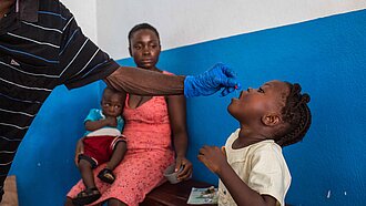Ein junges Mädchen aus Liberia bekommt eine Schluckimpfung. Noch immer sterben die meisten Kinder in Entwicklungsländern an vermeidbaren Infektionskrankheiten. ©Plan International / Vincent Tremeau