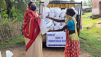 Plan International unterstützt mit dem "Help India Heal"-Projekt u.a. 100.000 arme und besonders gefährdete Familien in ländlichen und städtischen Gemeinden durch die Bereitstellung von Lebensmitteln. © Plan International