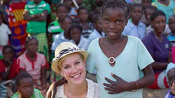 Schauspielerin Wolke Hegenbarth hat ihr Patenkind in Sambia besucht und war begeistert, dass es auch den Eltern des Mädchens wichtig ist, dass Mailess zur Schule geht. ©Plan/Tom Solo 