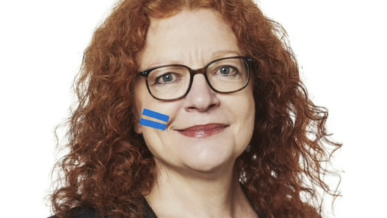 Margarete Bause mit dem blauen Girls Get Equal-Gleichzeichen auf der Wange.