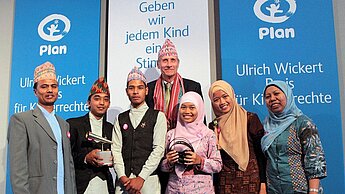 Journalist und Autor Ulrich Wickert bei der Preisverleihung 2013 mit den jugendlichen Gewinnern aus Nepal und Indonesien.
