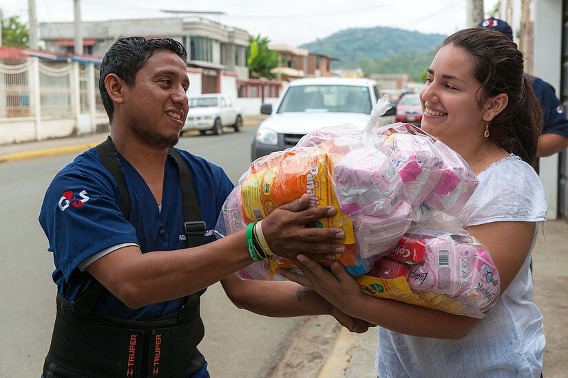 Plan_20160502_International__Relief aid unloaded from truck in Manabi province_Ecuador Erdbeben 2016