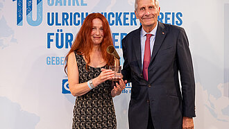 Ulrich Wickert mit Renate Meinhof, Redakteurin der Süddeutschen Zeitung, die für ihren Beitrag „An der Front“ den Ulrich Wickert Preis für Kinderrechte in der Sparte Deutschland / Österreich erhalten hat. ©Frederic Schweizer