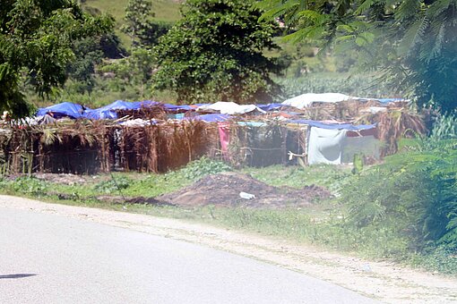 Notunterkunft in Haiti an einer Hauptstraße