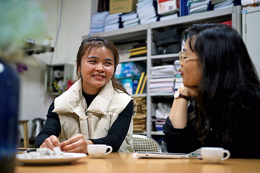 Zwei junge Vietnamesinnen unterhalten sich