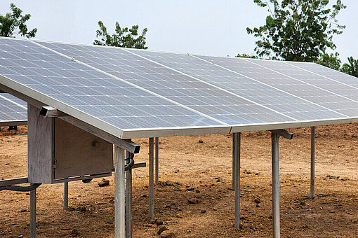 Solarpanels betreiben die Bewässerungsanlage in der Region Savanes Solarpanels im Freien