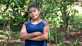 Die 17-jährige Lisa aus Paraguay lächelt in die Kamera.