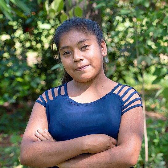 Die 17-jährige Lisa aus Paraguay lächelt in die Kamera.