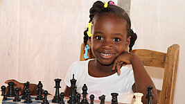 Mädchen aus Haiti spielt Schach Mädchen aus Haiti spielt Schach