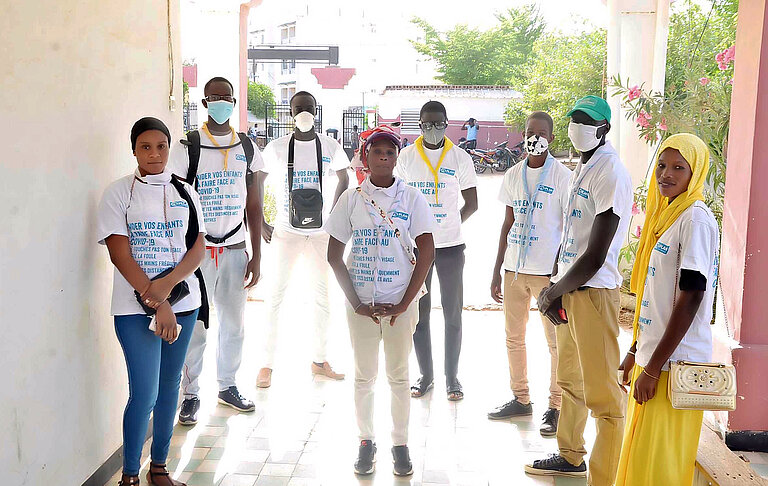 Gruppe Jugendlicher die T-Shirts von Plan tragen