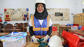 Eine junge Frau mit Arbeitsschutzkleidung