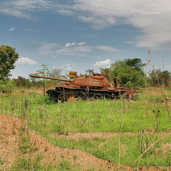 Verrosteter alter Panzer, verlassen auf einem Feld.