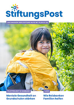 Cover der StiftungsPost 01/26, dem Magazin der Stiftung Hilfe mit Plan: Ein Mädchen im Grundschulalter lächelt in die Kamera. Über ihrer Schulter hängt eine leuchtend gelbe Jacke, im Hintergrund sind grüne Hecken zu sehen.