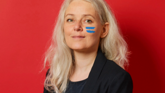 Katrine Hoop mit dem blauen Girls Get Equal-Gleichzeichen auf der Wange.