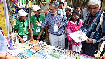 Mehr als 116.000 Kinder wurden bereits in Indien durch die Literaturfestivals erreicht. Dort lernten sie unter anderem, geschlechtsspezifische Vorurteile in Büchern zu erkennen. © Plan International