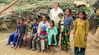 Plan-Patin Ildiko Maas (hinten) zu Besuch bei der Familie ihres Patenkindes Nira-maya (ganz links) in Nepal. Plan-Patin Ildiko Maas (hinten) zu Besuch bei der Familie ihres Patenkindes