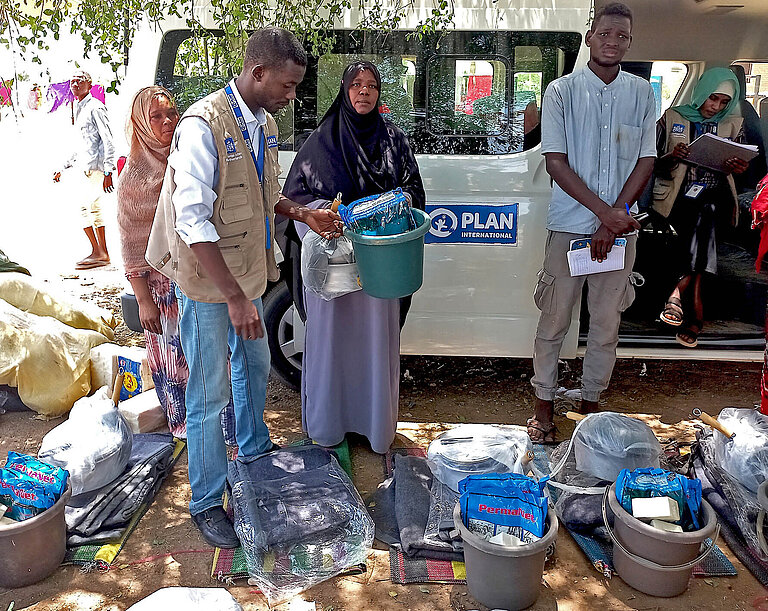 Plan-Teams in Sudan bereiten Hygienesets und andere Bedarfsgüter für die Verteilung vor