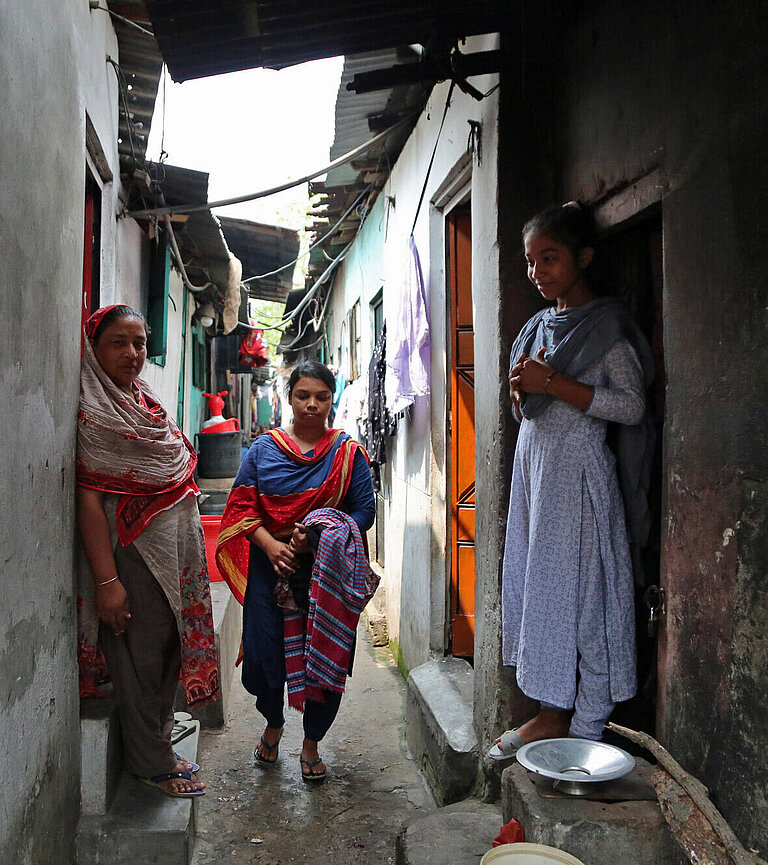 Drei junge Frauen im bangladeschischen Dhaka