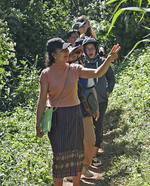 Nachhaltige Landwirtschaft und Klimaschutz in Laos Menschen stehen im Wald
