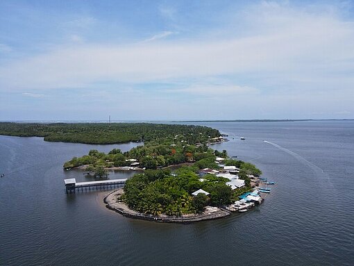 Eine grüne Küstenlandschaft in El Salvador, in der Menschen von der Fischerei leben