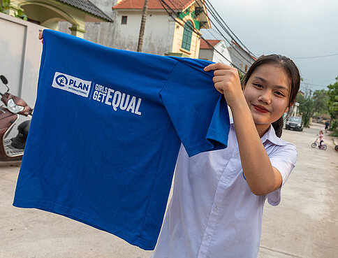 Mädchen mit T-Shirt der Girls Get Equal Kampagne.