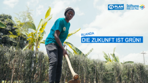 Video-Thumbnail: Junge Frau in Ruanda arbeitet mit Hacke auf einem grünen Feld unter Bananenstauden – Projekt für nachhaltige Landwirtschaft.