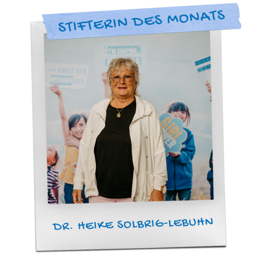 Dr. Heike Solbrig-Lebuhn ist Stifterin des Monats Juli. Dr. Heike Solbrig-Lebuhn, Stifterin des Monats bei der Stiftung Hilfe mit Plan, vor einem Hintergrund mit Kindern und Empowerment-Slogans.